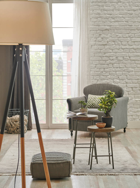 Chambre décorative avec fauteuil et lampe de style, table du milieu et fond mural en brique blanche. - Photo, image