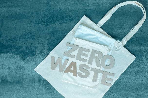 Zero rifiuti di carta testo e sacchetti ecologici. imballaggio ecologico e riutilizzabile. Foto di alta qualità - Foto, immagini