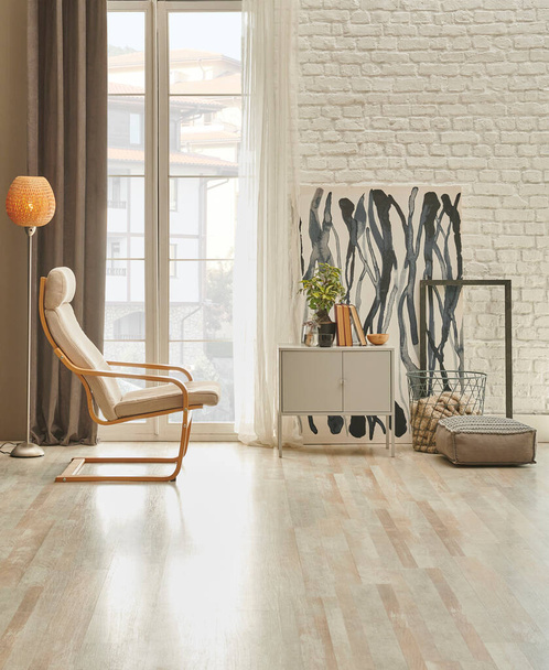 Сучасна концепція вітальні з шафою для стільців та постерним стилем, килим на дизайні паркетної лампи
. - Фото, зображення