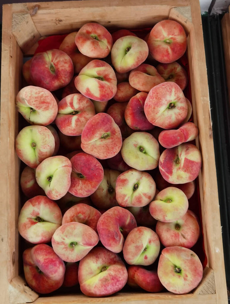 melocotones en la caja madura fruta roja fresca fondo vista superior - Foto, imagen