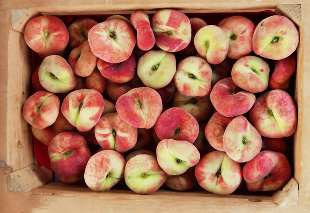 Pfirsiche in der Kiste reifen frischen roten Früchten Hintergrundansicht - Foto, Bild