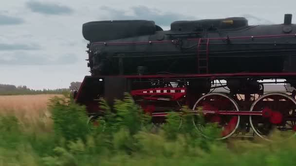 Locomotive à vapeur vintage avec vieux chariots sur boucle de sentier. Transport et voyage rétro. Train sur le chemin de fer boucle sans couture.  - Séquence, vidéo