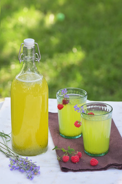 Zelfgemaakte limonade in glazen, frambozen en Lavander smaak - Foto, afbeelding