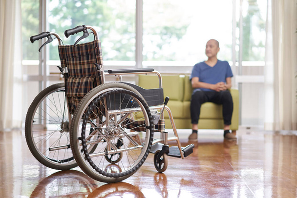 Пожилые люди в учреждениях длительного ухода и инвалидных колясках - Фото, изображение