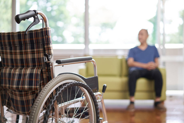 Ηλικιωμένοι σε εγκαταστάσεις μακροχρόνιας φροντίδας και αναπηρικές πολυθρόνες - Φωτογραφία, εικόνα