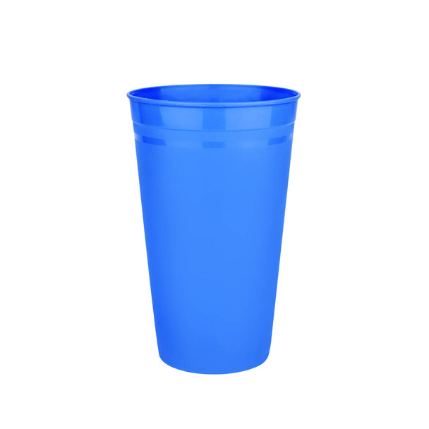 Tazza di plastica vuota blu fondo bianco isolato primo piano, bicchiere da bere bianco usa e getta, bevanda, cocktail, acqua fredda, tazza di caffè caldo, tè, succo di frutta, progettazione stoviglie, utensile, contenitore mockup - Foto, immagini