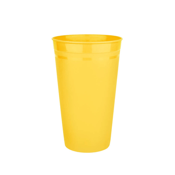 Tasse en plastique vide jaune fond blanc isolé gros plan, verre à boisson vierge jetable, boisson, cocktail, eau froide, tasse à café chaude, thé, jus de fruits, conception de vaisselle, ustensile, modèle de récipient - Photo, image