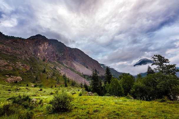 Intermountain valley of the Chui River. Ongudaysky district of Gorny Altai, Russia - Foto, afbeelding