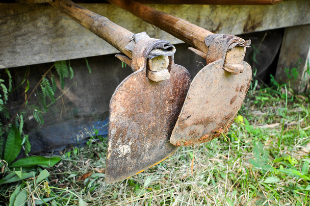 Una zappa è un antico e versatile strumento agricolo e orticolo, come scavare, arare, modellare, diserbare, pulire il terreno e raccogliere radici ecc.. - Foto, immagini