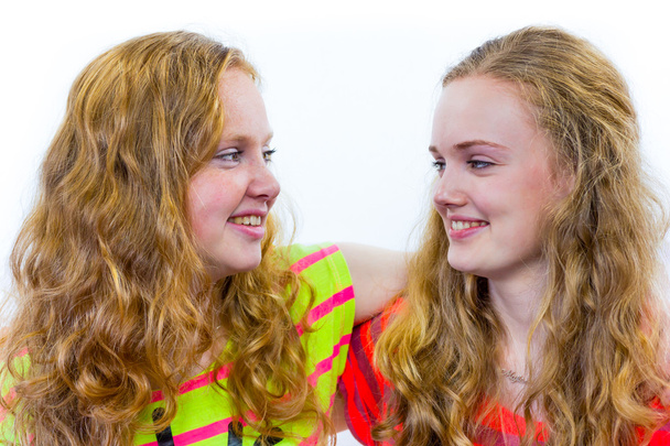 Dwóch nastoletnich dziewcząt, obejmując sobą - Zdjęcie, obraz