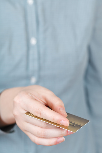 кредитна картка в руці крупним планом
 - Фото, зображення
