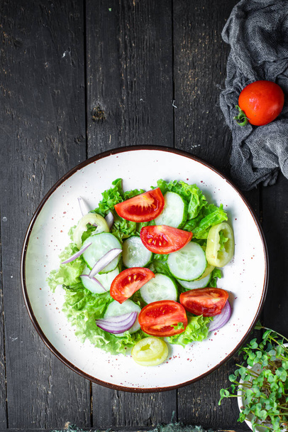 新鮮なサラダ有機野菜トマト、キュウリ、コショウ、タマネギ、レタス食事スナックコピースペースフード背景素朴な。トップビューケトやパレオダイエットベジタリアンやベジタリアンフード  - 写真・画像