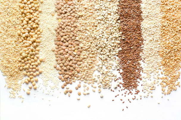 Colección de raya seca orgánica de cereales blancos y marrones y semillas de grano sobre fondo blanco, para un concepto de ingrediente alimentario sano o limpio  - Foto, imagen