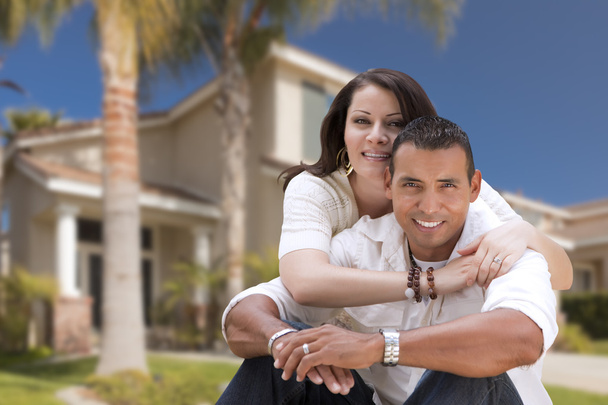 彼らの新しい家の前で幸せなヒスパニックの若いカップル - 写真・画像