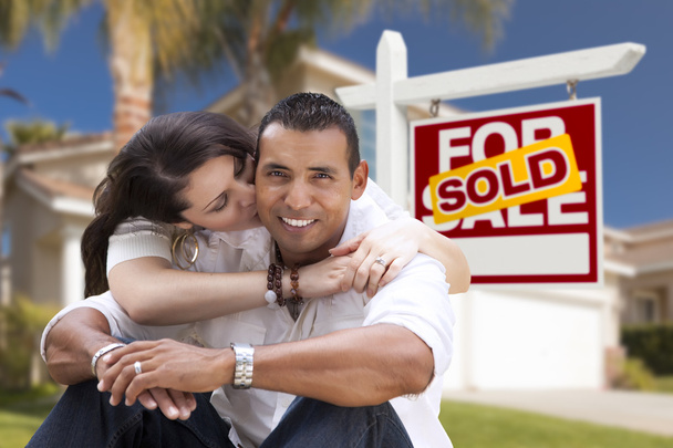 İspanyol çift, yeni ev ve satılan gayrimenkul işareti - Fotoğraf, Görsel