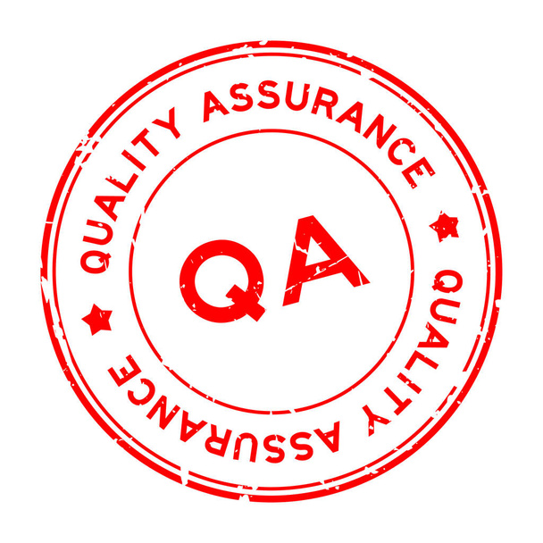 Grunge rosso QA garanzia della qualità parola rotondo timbro sigillo di gomma su sfondo bianco - Vettoriali, immagini