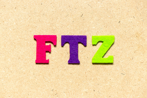 Ahşap zemin üzerinde kelime FTZ (Serbest ticaret bölgesinin kısaltması) renk bezi alfabesi harfi - Fotoğraf, Görsel