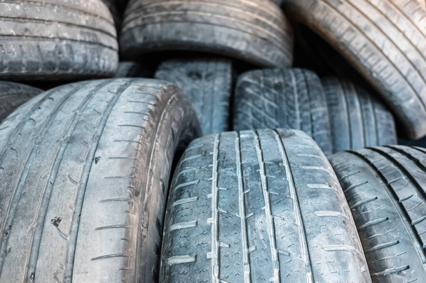 Detalhe de pneus antigos usados e aposentados, empilhados em uma estação de tratamento. - Foto, Imagem