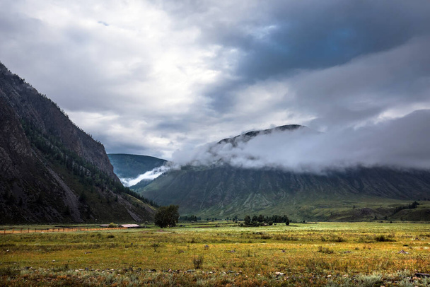 Valle intermontana vicino al fiume Chuey. Distretto di Ulagansky, Repubblica di Altai, Russia - Foto, immagini