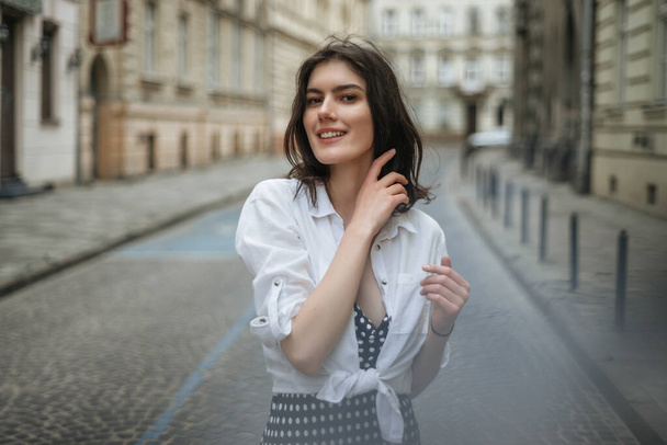 Menina europeia bonita vestida com roupas de verão, retrato de estilo de vida nas ruas da cidade de verão ao ar livre - Foto, Imagem