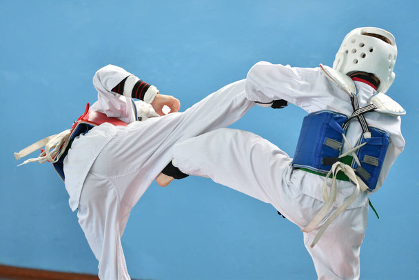 Мальчик соревнуется в тхэквондо (корейские боевые искусства) - Фото, изображение