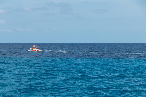 Човен у Середземному морі - Фото, зображення