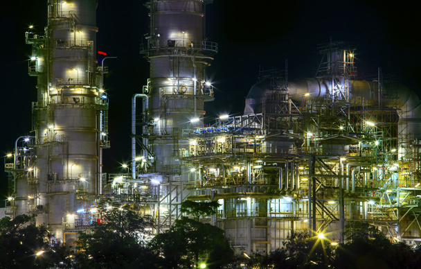 Vista de perto da usina de petróleo de refinaria no uso da propriedade da indústria pesada
 - Foto, Imagem