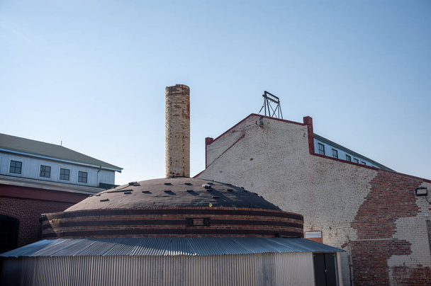 Medicine Hat, Alberta - 11 de julho de 2021: A histórica fábrica de cerâmica Medalta foi remodelada e entregue a um museu e local histórico nacional que celebra a cerâmica do século XIX. - Foto, Imagem