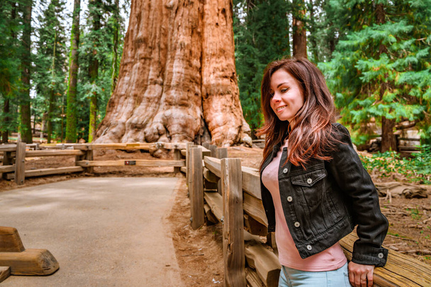 Nuoren naisen muotokuva viehättävässä metsässä Sequoia National Parkissa, Yhdysvalloissa - Valokuva, kuva