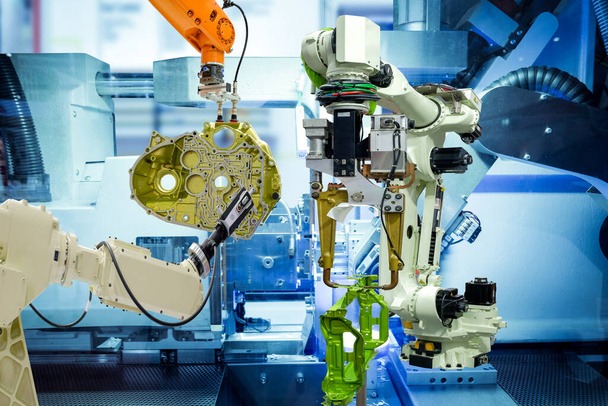Robótica industrial agarrar e robô 3D varredura trabalhando com auto parte do veículo na fábrica inteligente, na cor de fundo tom azul da máquina, indústria 4.0 e tecnologia - Foto, Imagem