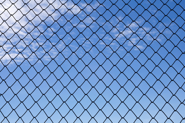 Metallisches Netz mit blauem Himmel Hintergrund - Foto, Bild