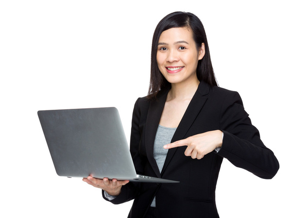 Business nainen sormi osoittaa kannettavan tietokoneen
 - Valokuva, kuva