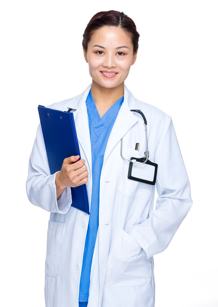 Medical doctor with clipboard - Foto, Bild