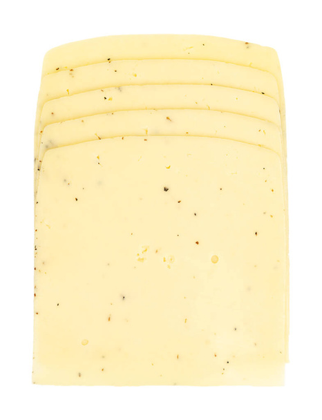 Τυρί τρούφας. Στοίβα από φέτες τσένταρ για τσίζμπεργκερ, από παστεριωμένο αγελαδινό γάλα και νιφάδες τρούφας. Γαλακτοκομικά. Ανοιχτό κίτρινο. Κοντινό πλάνο, από ψηλά, απομονωμένο, πάνω από λευκό, φωτογραφία τροφίμων. - Φωτογραφία, εικόνα