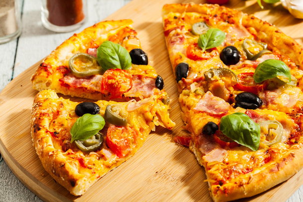 Пицца с беконом, оливками и перцем халапеньо
 - Фото, изображение