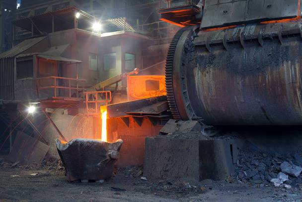 Verser du cuivre fondu dans une fonderie de cuivre au Chili - Photo, image