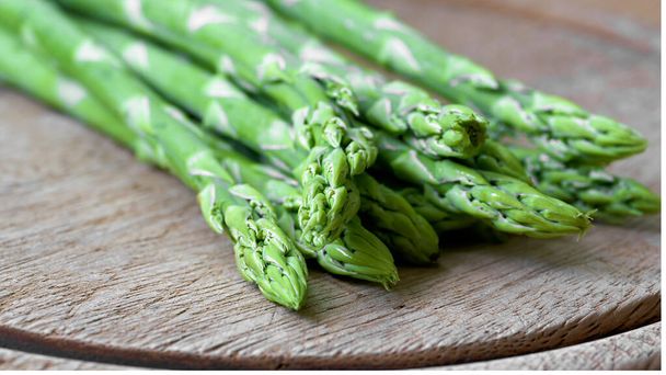 świeże zielone szparagi z pola szparagów jako składnik w kuchni                                 - Zdjęcie, obraz