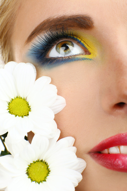 Beautiful woman with bright make-up and flower - Foto, imagen