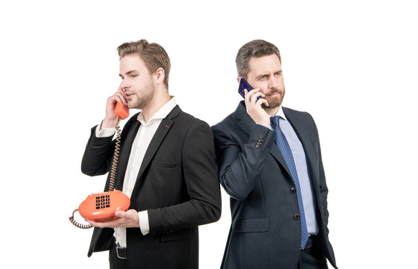 Qui appelle. Les hommes d'affaires ont reçu un appel. Les hommes d'affaires parlent sur le téléphone portable et le téléphone. Progrès technologiques - Photo, image