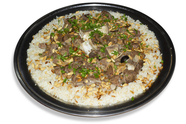 Kamelfleisch mit Reis traditionelle arabische Küche Hauptgericht Restaurant Mittagessen mit Mandeln und Pinienkernen serviert.  - Foto, Bild