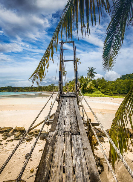 Ponte di legno sulla spiaggia di Bang Bao nell'isola di Koh Kood, Trat, Thailandia - Foto, immagini