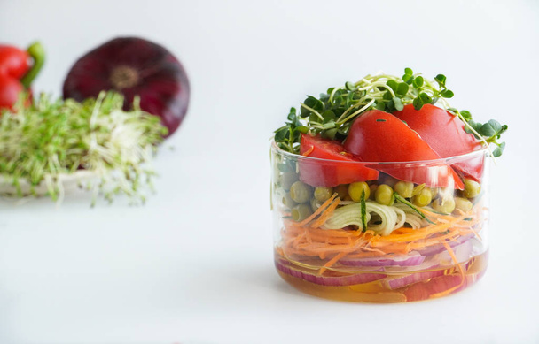 Emportez le déjeuner végétarien dans le bocal. Une alimentation saine et crue - Photo, image