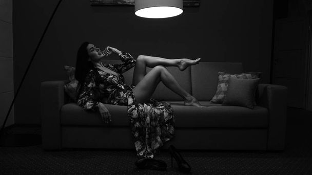 mooie jonge vrouw poseren in de kamer, zwart-wit foto - Foto, afbeelding