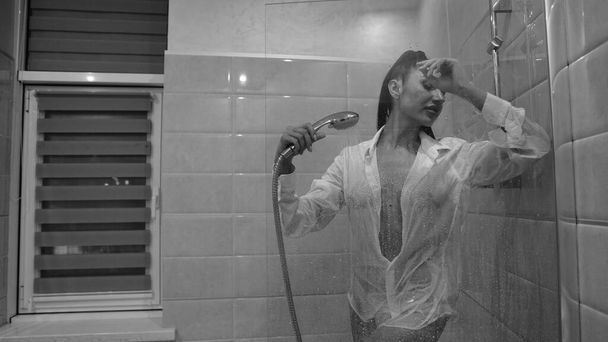 schöne junge Frau in männlichem Hemd posiert im Badezimmer, Schwarz-Weiß-Foto - Foto, Bild