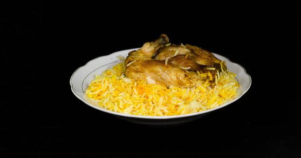 Csirke kabsa - házi készítésű arab biryani rizs. - Fotó, kép