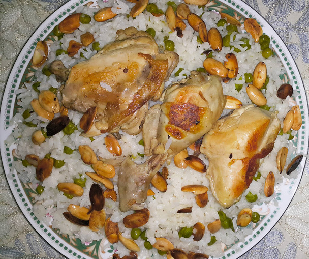 Chicken Kabsa - Hausgemachter arabischer Biryani-Reis. - Foto, Bild