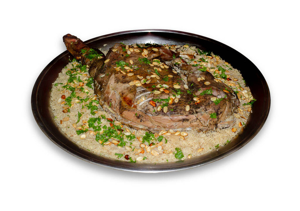 Ouzi árabe (cordeiro recheado com arroz). Uma espécie de comida tradicional árabe. decorado com amêndoas, nozes e salsa. - Foto, Imagem