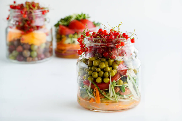 Nehmen Sie das vegetarische Mittagessen im Glas weg. Eine gesunde Rohkost-Ernährung - Foto, Bild