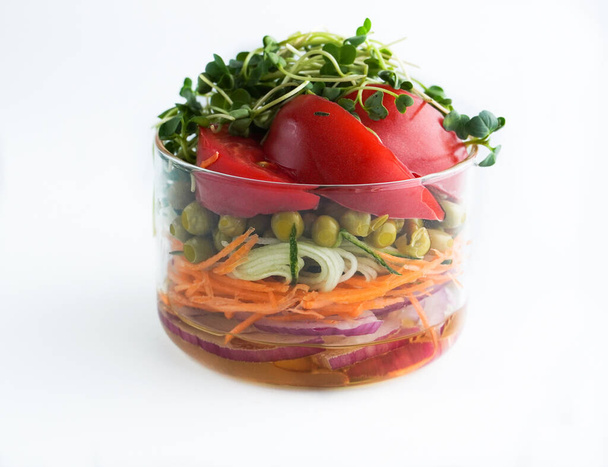Nehmen Sie das vegetarische Mittagessen im Glas weg. Eine gesunde Rohkost-Ernährung - Foto, Bild
