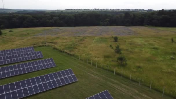 Верхний вид солнечной электростанции, возобновляемые источники энергии, солнечные панели - Кадры, видео